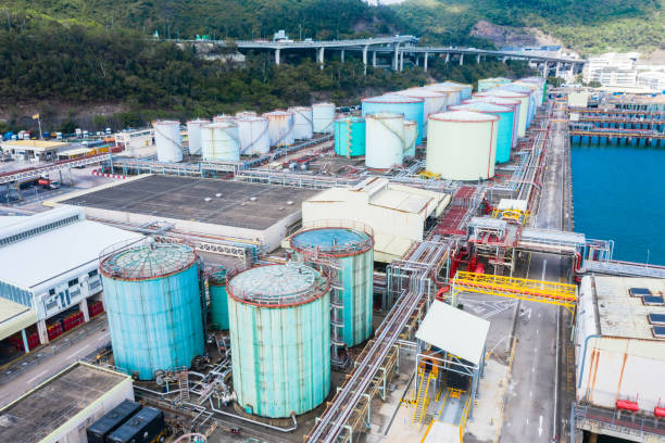 香港清市の港の石油貯蔵タンク - fuel storage tank industrial building construction development ストックフォトと画像