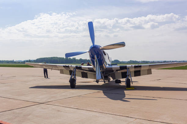 p51 mustang - spitfire airplane world war ii airshow zdjęcia i obrazy z banku zdjęć