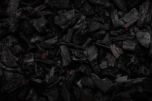 Carbón con rayas rojas de calor. Fondo oscuro texturizado. photo