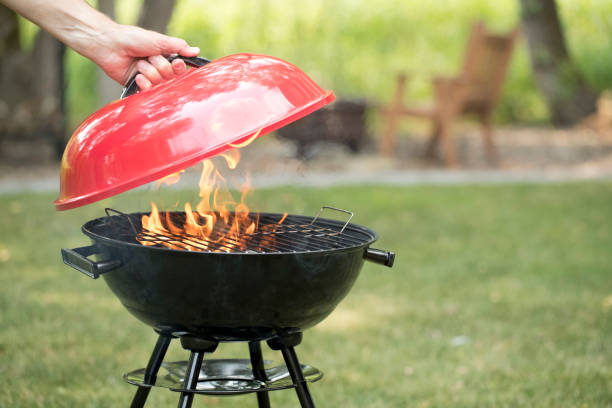 barbecue grill in the backyard - barbecue grill imagens e fotografias de stock