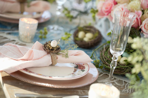 table à manger élégante de pâques - retro revival food easter napkin photos et images de collection