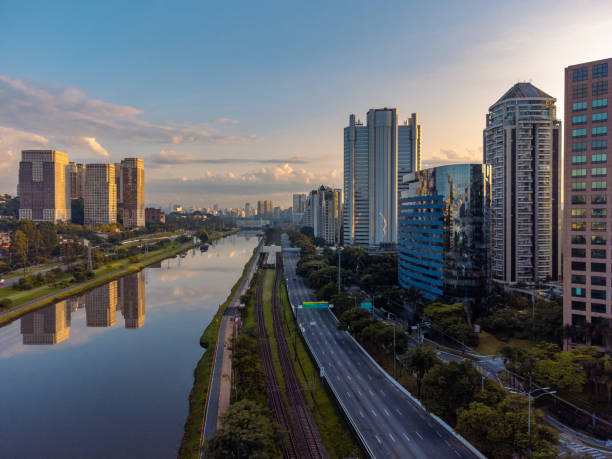 berrini avenue w mieście sao paulo - sao paulo zdjęcia i obrazy z banku zdjęć