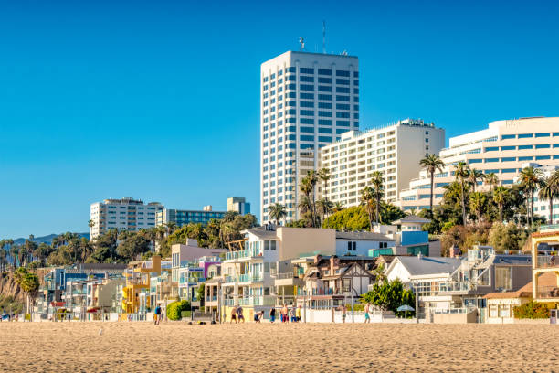 santa monica beach los angeles kalifornien - santa monica beach city of los angeles california stock-fotos und bilder