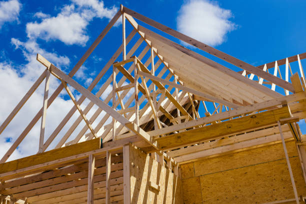 vigas de madera en la construcción de la casa del sistema de armadura del techo - new home construction fotografías e imágenes de stock