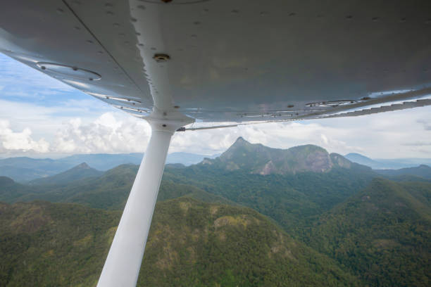 cessna 172 ala skyhawk - skyhawk fotografías e imágenes de stock