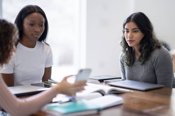студентки университетов обучаются - финансовая грамотность стоковые фото и изображения