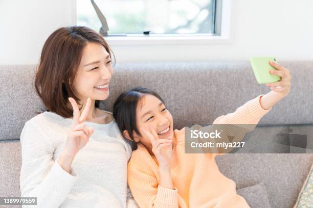 アジアの母と娘、スマートフォン、自分撮り