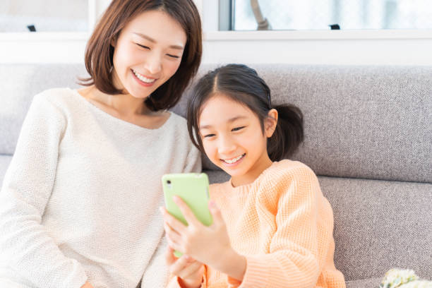 アジアの母と娘,スマートフォン - offspring ストックフォトと画像