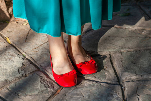 jambes d’une jeune femme portant des chaussures de mode rouges - glamour urban scene beautiful one person photos et images de collection