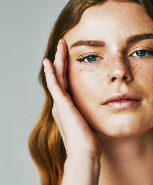 foto de estudio de una atractiva joven posando sobre fondo gris - eyes contact fotografías e imágenes de stock