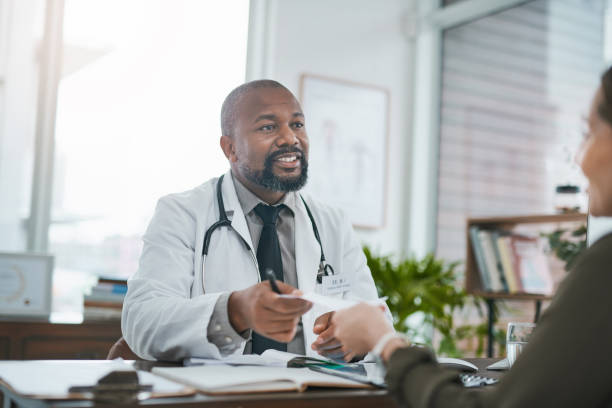 환자와 상담을하는 성숙한 의사의 샷 - male doctor 뉴스 사진 이미지