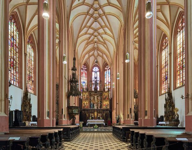 interior de la iglesia de san mauricio en olomouc, república checa - iluminación de techo abovedado fotografías e imágenes de stock