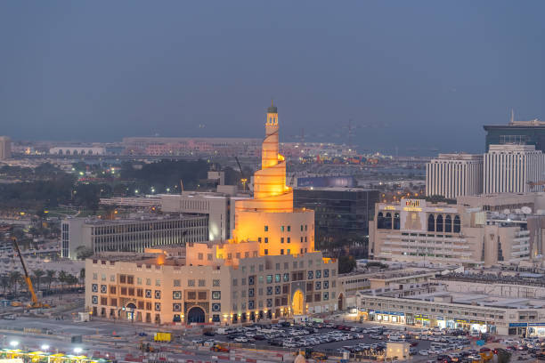vista aérea de souq waqif - middle east highway street night - fotografias e filmes do acervo
