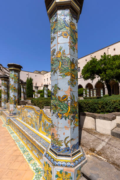 cloister santa chiara with octagonal columns decorated with majolica tiles in rococo style, naples, italy - santa chiara imagens e fotografias de stock