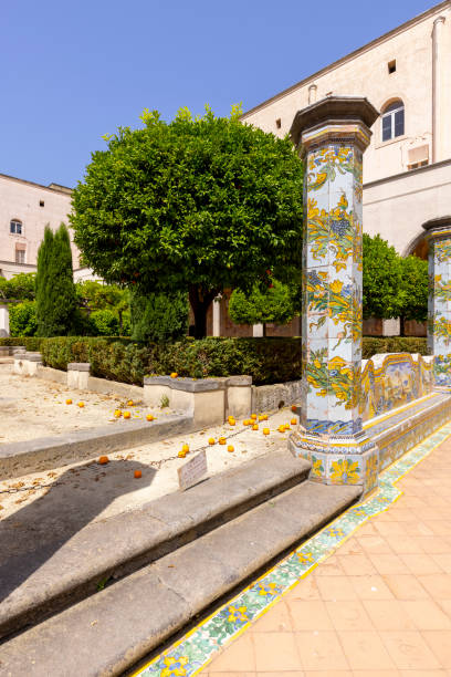 クロココスタイルのマジョリカタイルで飾られた八角形の柱を持つ回廊サンタキアラ、ナポリ、イタリア - santa chiara ストックフォトと画像