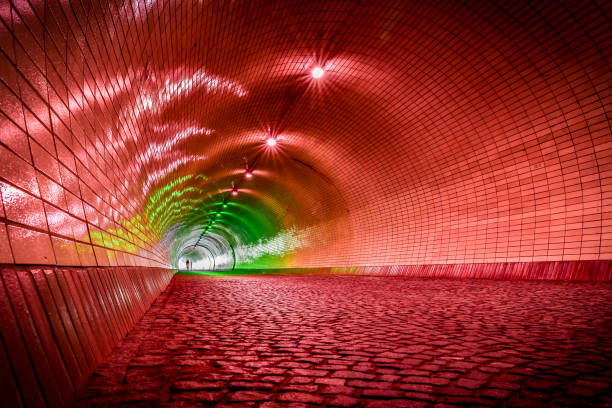 beleuchteter tunnel, der eine einfache fußgänger- und fahrradpassage unter dem vitkov-hügel ermöglicht. - vitkov stock-fotos und bilder