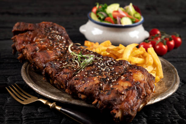 costillas de carne a la parrilla con rodajas de patata frita y ensalada - food elegance cutlet restaurant fotografías e imágenes de stock