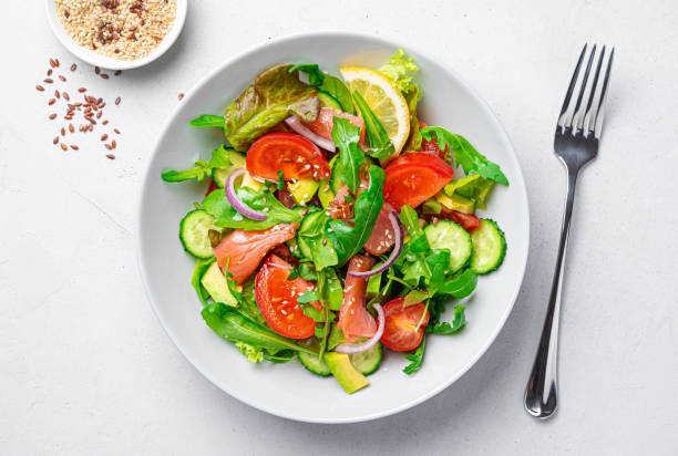 овощной салат с лососем, свежей зеленью и кунжутом и семенами льна - nutritional supplement salmon food flax стоковые фото и изображения
