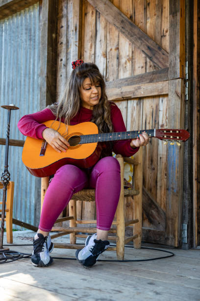 practising new songs - musica sertaneja imagens e fotografias de stock