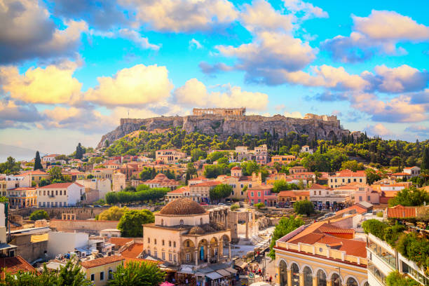 skyline von athen mit monastiraki-platz und akropolis-hügel bei sonnenuntergang. athen, griechenland. - greece acropolis parthenon athens greece stock-fotos und bilder