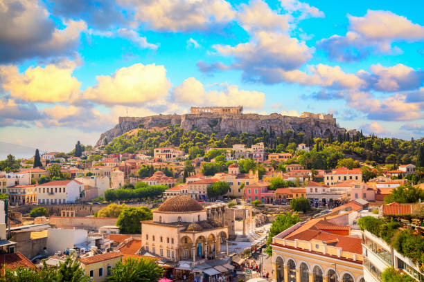 horizonte de atenas com a praça monastiraki e colina acrópole durante o pôr do sol. atenas, grécia. - atenas - fotografias e filmes do acervo