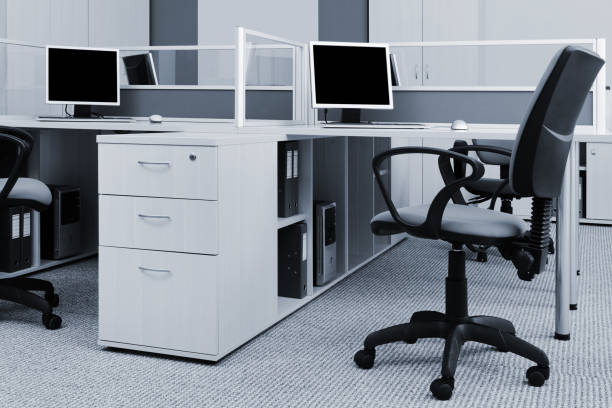 lugares de trabajo con computadoras en la oficina moderna - classroom education chair carpet fotografías e imágenes de stock