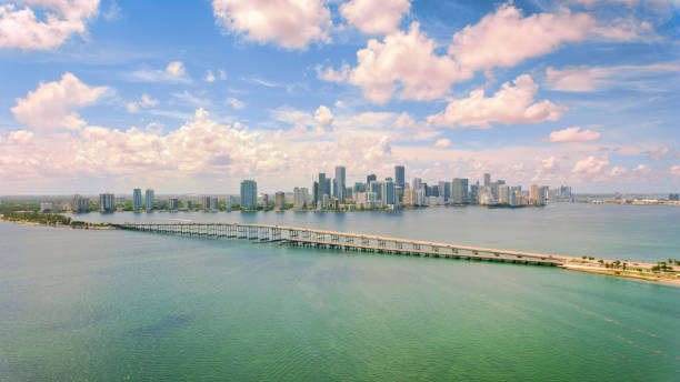 rickenbacker causeway - rickenbacker causeway imagens e fotografias de stock