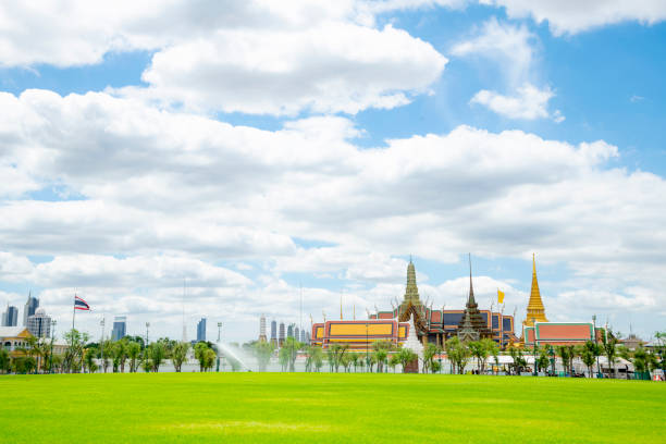 paisaje panorámico del gran palacio en bangkok, tailandia. - sanam luang park fotografías e imágenes de stock