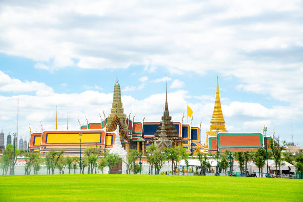 пейзаж большого дворца бангкок, таиланд - sanam luang park �стоковые фото и изображения