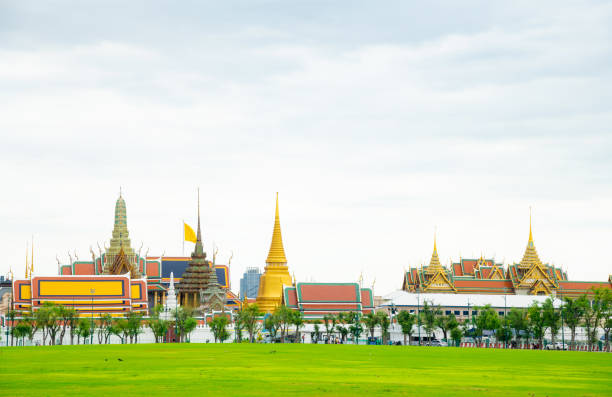 paisaje del gran palacio de bangkok, tailandia - sanam luang park fotografías e imágenes de stock