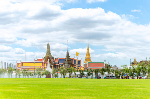 пейзаж большого дворца бангкок, таиланд - sanam luang park стоковые фото и изображения