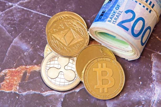 горизонтальный вид криптовалютных токенов, включая bitcoin, ethererum ripple и litecoin, видимый сверху на израильском фоне shekel ils - ils стоковые фото и изображения