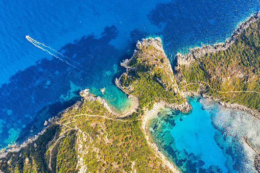 Imagen icónica de la isla de Corfú. Vista aérea con drones de la playa de Porto Timoni en Corfú. Mar Jónico, Grecia. photo