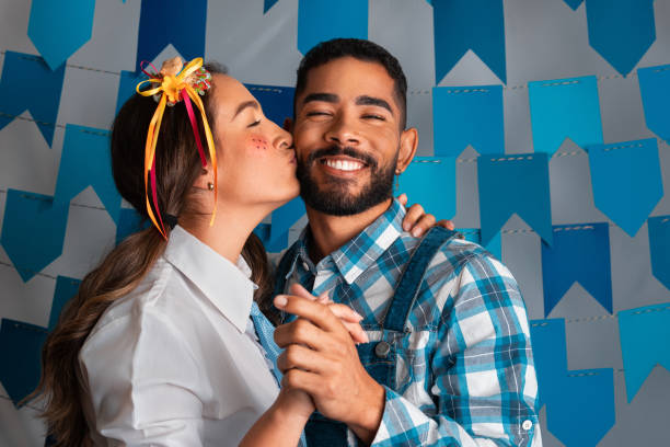 donna che bacia il fidanzato a festa junina - couple black american culture kissing foto e immagini stock