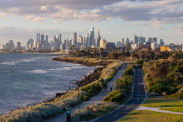 vista sullo skyline di melbourne - melbourne city skyline australia foto e immagini stock