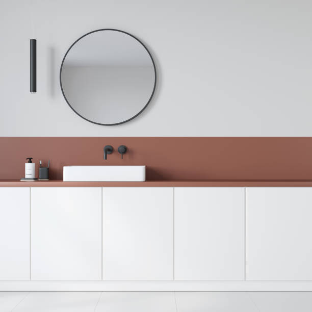 elegante bagno interno con lavabo specchio rotondo e lampadario - round mirror foto e immagini stock