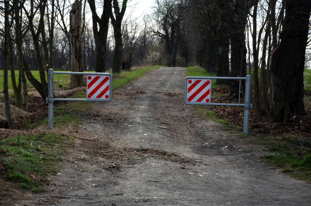 a barrier to dirt road consisting of two barriers that allow cyclists and pedestrians to enter. cars and, however, vehicles are limited by the width of the passage through the gap. locking turnstile, delimiter, width, limitation, passage, through una barrera a un camino de tierra que consta de dos barreras que permiten la entrada de ciclistas y peatones. los automóviles y, sin embargo, los vehículos están limitados por el ancho del paso a través de la brecha. torniquete de bloqueo