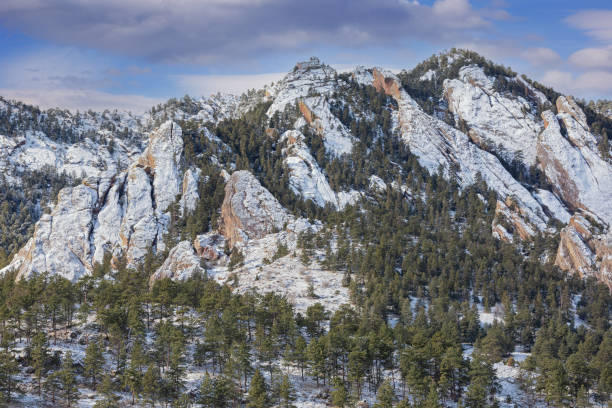 flatirons de nieve de invierno - flocked fotografías e imágenes de stock