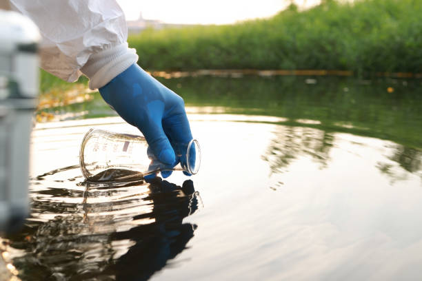 ingeniero ambiental recolecte muestras de aguas residuales de canales industriales en tubo de ensayo, mano de cerca con guante recolecte muestras de aguas residuales de canales industriales en tubo de ensayo. control móvil del laboratorio de agua - sustancia química fotografías e imágenes de stock