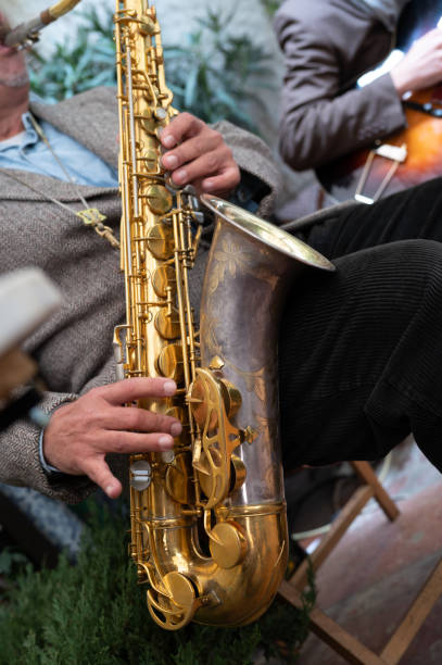 nahaufnahme eines saxophons. hände, die ein saxophon spielen. musikinstrumente - close up musical instrument saxophone jazz stock-fotos und bilder