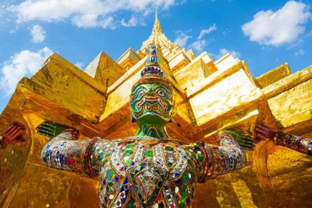 wat phra kaew, bangkok, tailandia, demon guardian en wat phra kaew grand palace bangkok, - demon statue ancient architecture fotografías e imágenes de stock