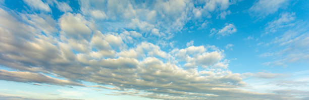 nuages et ciel, fond de ciel bleu avec de minuscules nuages. panorama - cumulus cloud condensation sky blue photos et images de collection