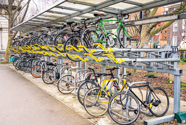 estacionamiento de refugio para bicicletas de dos niveles en londres - cobertizo para bicicletas fotografías e imágenes de stock
