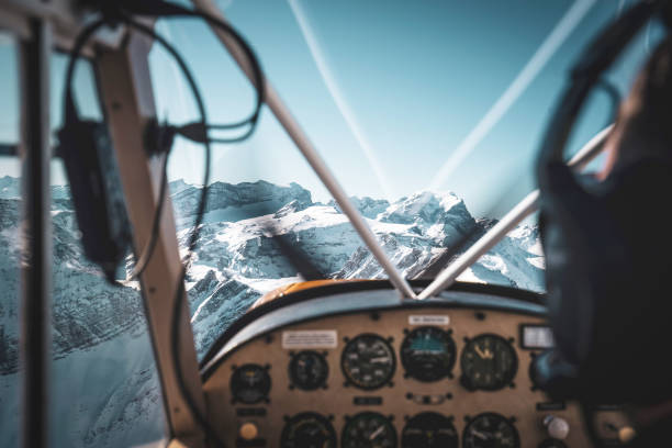 вид из кабины исторического самолета, летящего в горы - small airplane air vehicle propeller стоковые фото и изображения