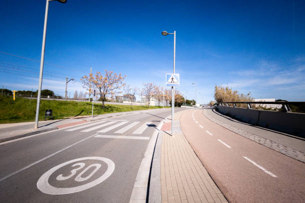 istock street in a city 1390108514