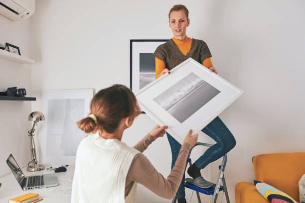 matka a dcera visí obrázky a fotografie doma. - dobrovolná skromnost životní styl fotky - stock snímky, obrázky a fotky