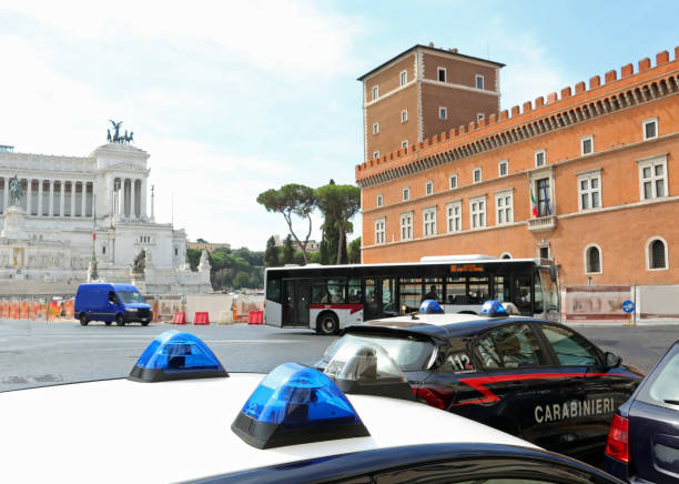 sirenas de un coche de policía italiano en la plaza de venecia y el monumento a vittoriano en el fondo - venice italy flash fotografías e imágenes de stock