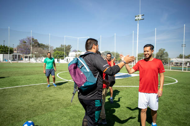 istock Amigos jugando futbol 1390112378