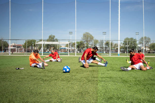 istock Amigos jugando futbol 1390113222