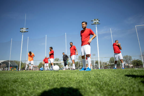 istock Amigos jugando futbol 1390113238